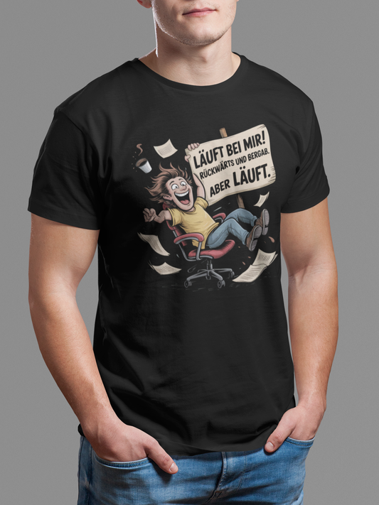 Mann trägt schwarzes T-Shirt mit Büro-Motiv und Spruch (Oberkörperaufnahme)