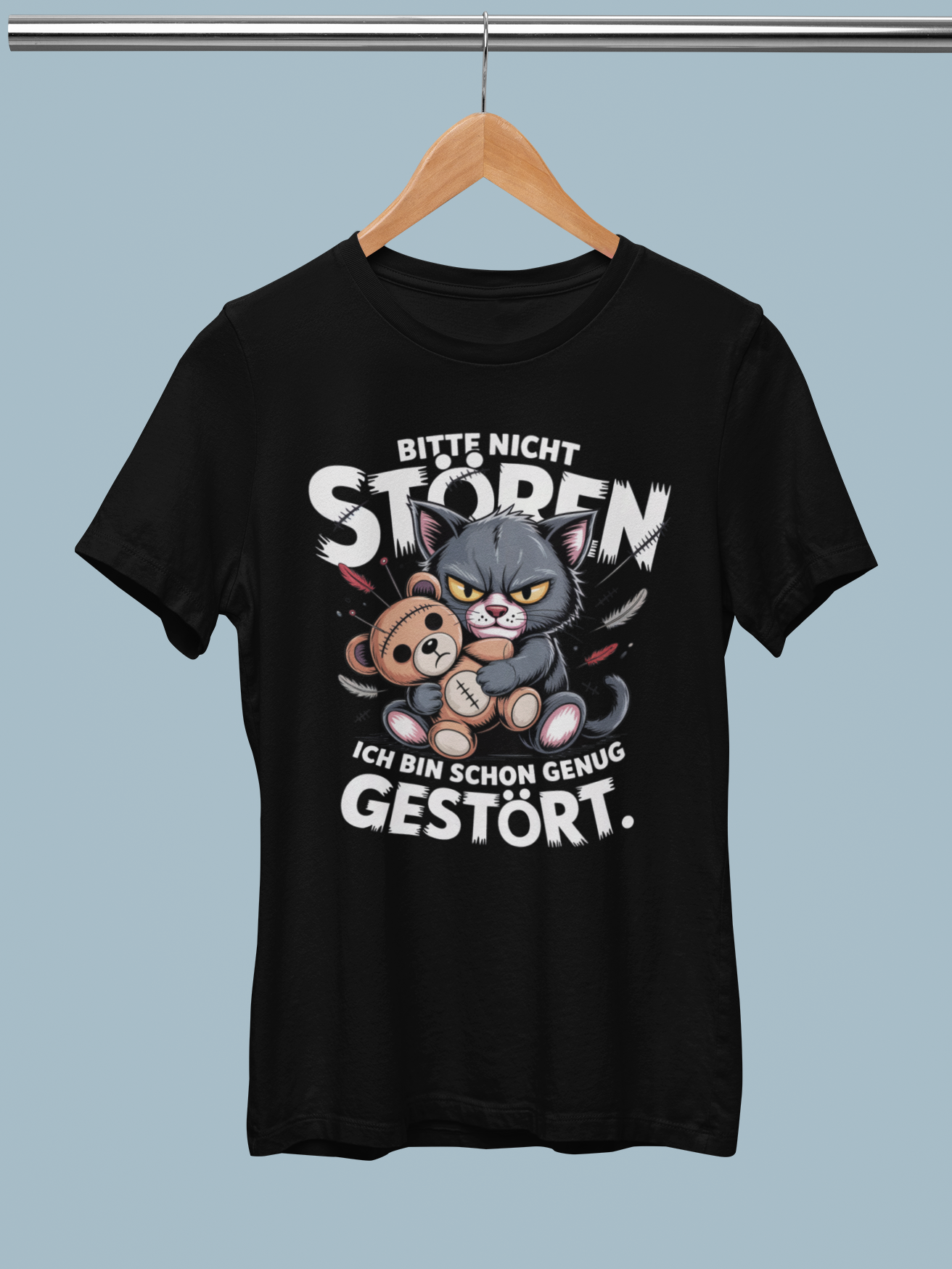 Schwarzes T-Shirt mit dem Motiv „Bitte nicht stören. Ich bin schon genug gestört.“ auf Kleiderbügel