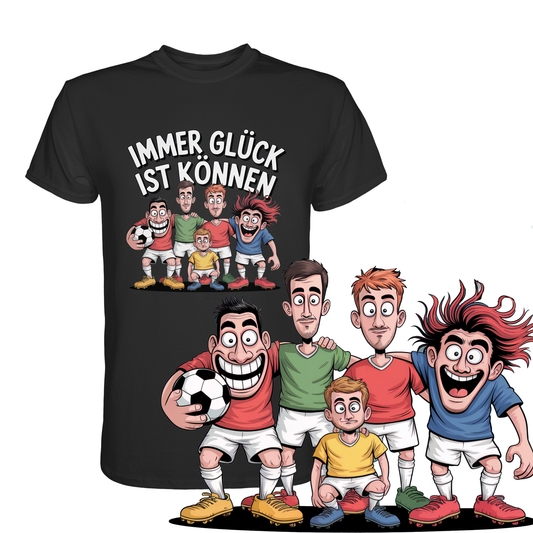 Schwarzes T-Shirt mit Spruch „Immer Glück ist Können“ und vergrößertem Motiv einer chaotischen Fußballmannschaft unten rechts