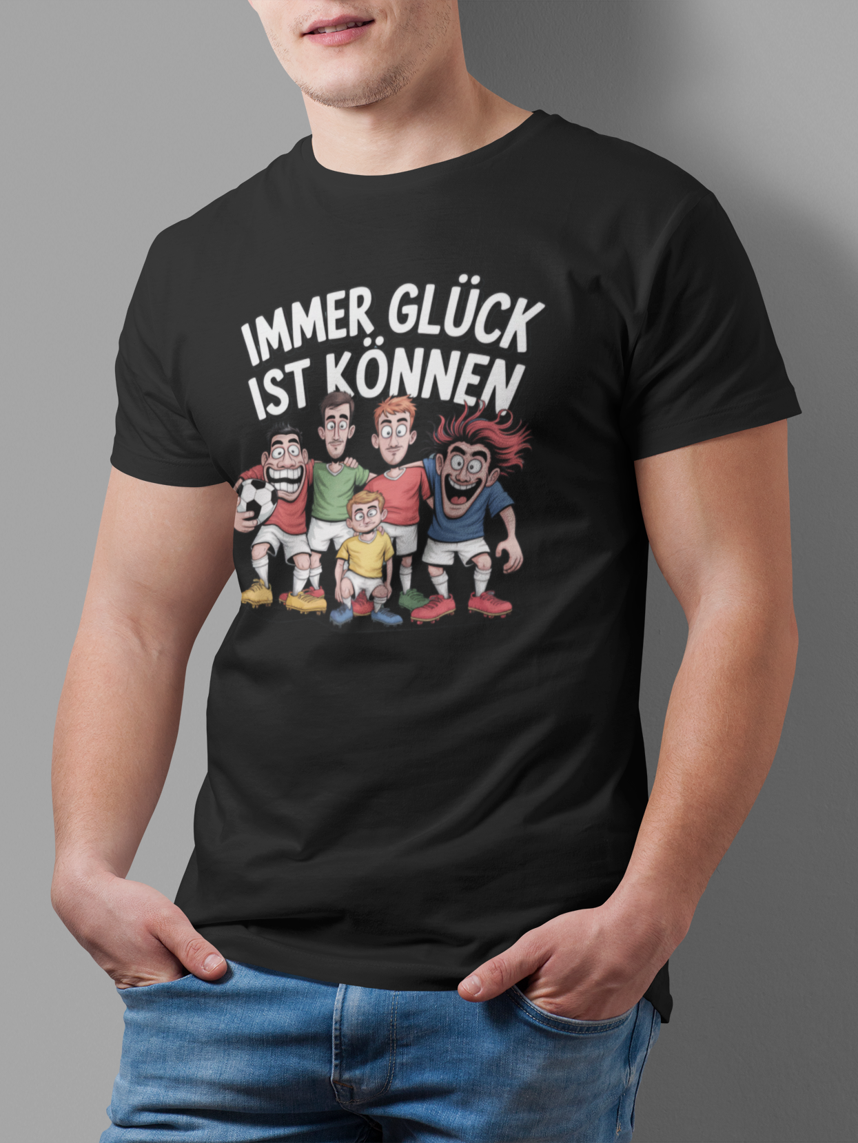 Mann trägt schwarzes T-Shirt mit Spruch „Immer Glück ist Können“ und Fußballteam-Motiv (Oberkörper)