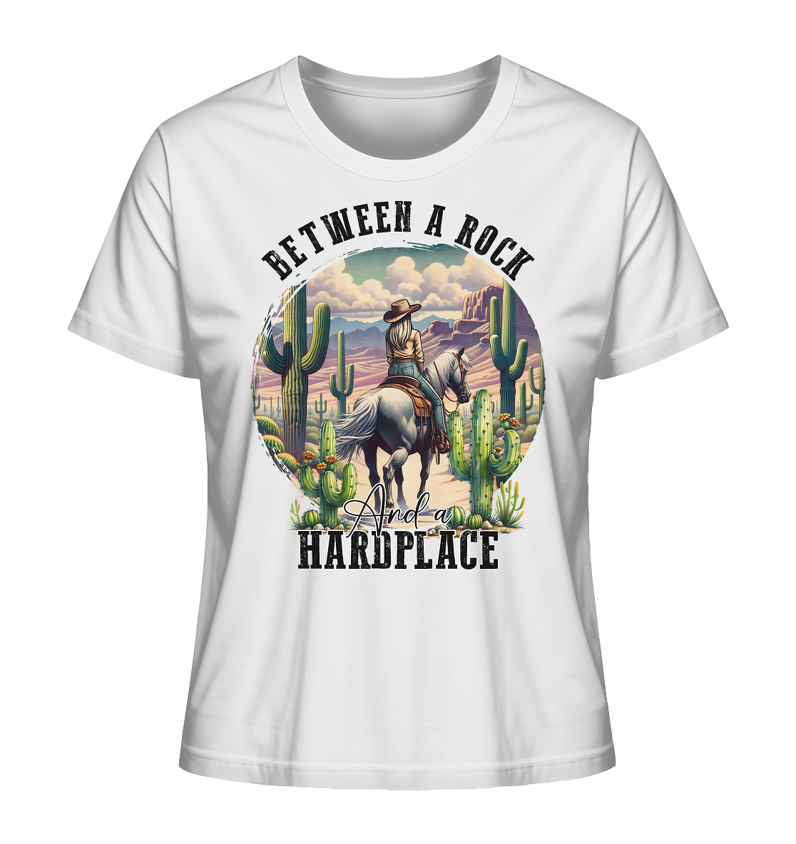 Weißes T-Shirt mit Cowgirl auf Pferd in der Wildniss mit Kakteen. Schriftzug: Between a rock and a heardplace.