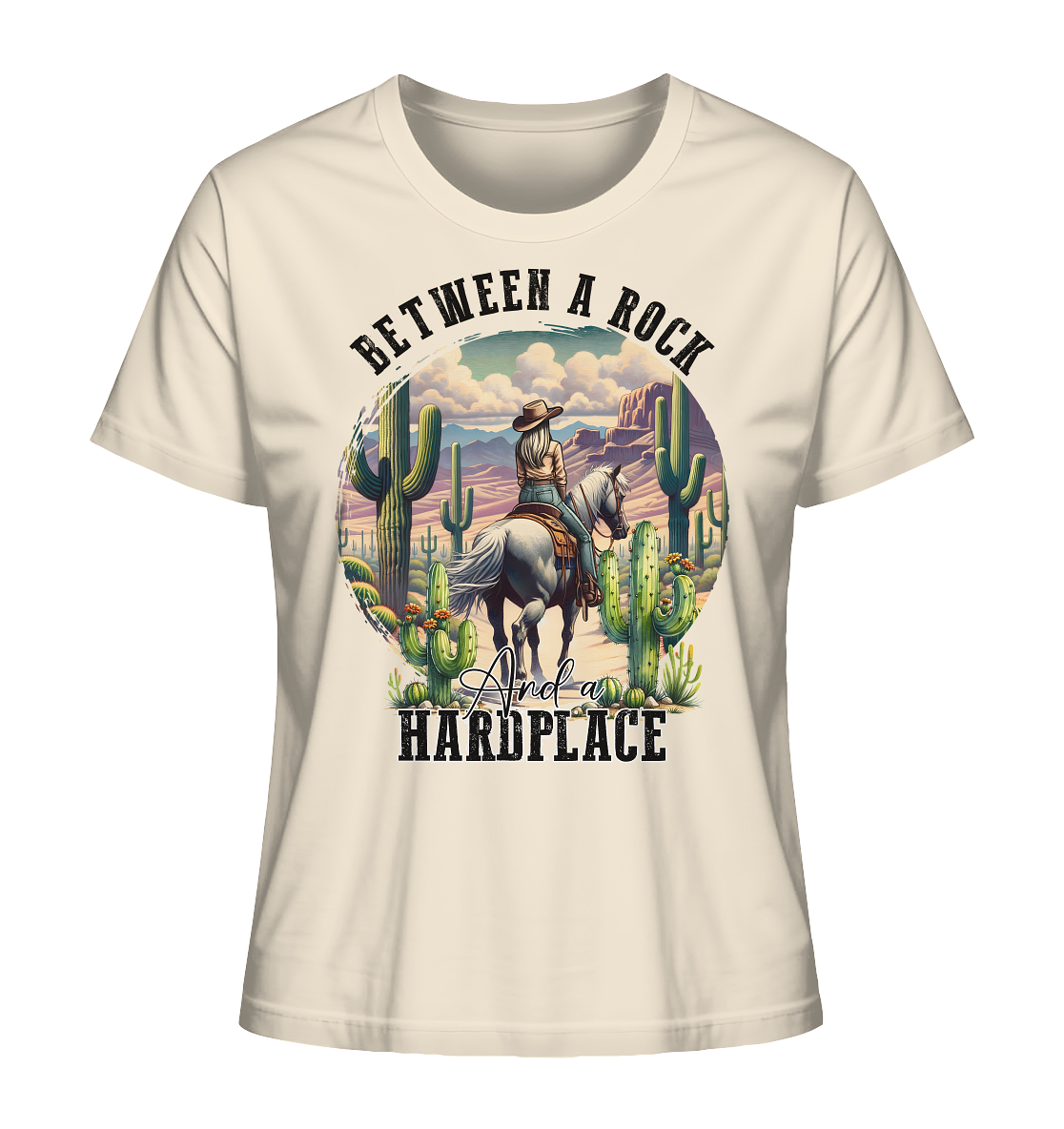 Beiges Damen-T-Shirt mit Motiv: Cowgirl auf Pferd in Wüstenlandschaft mit Kakteen und Schriftzug „Between a rock and a heardplace“