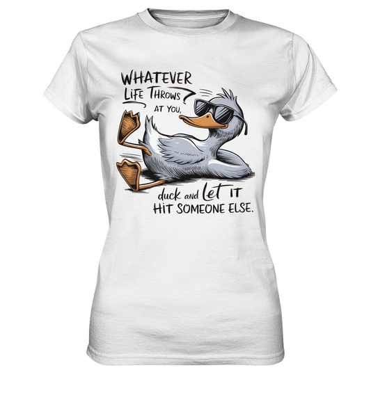 Ladies T-Shirt mit entspannter Enten-Grafik und Spruch ‚Whatever Life Throws at You, Duck and Let It Hit Someone Else‘ – weißes Shirt, Vorderansicht