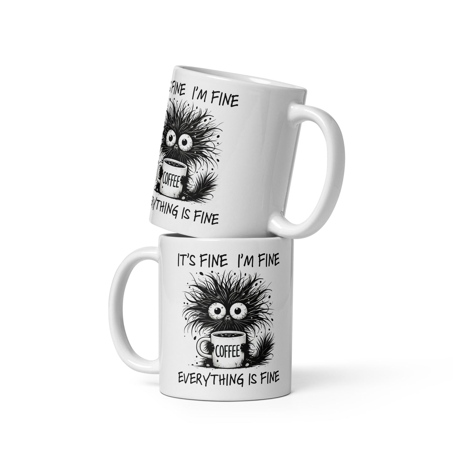 Weiße Keramiktasse mit Motiv einer struppigen, verrückt dreinblickenden Katze, die eine Kaffeetasse hält, und einem frechen Spruch auf der Vorderseite "It´s fine. I´m fine. Everything is fine"