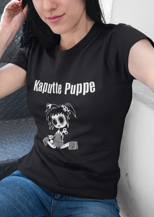 Gothic-Frau macht ein Selfie und trägt das schwarze T-Shirt „Kaputte Puppe“ mit weißem Gothic-Doll-Motiv im Ausschnittbereich sichtbar auf der Vorderseite