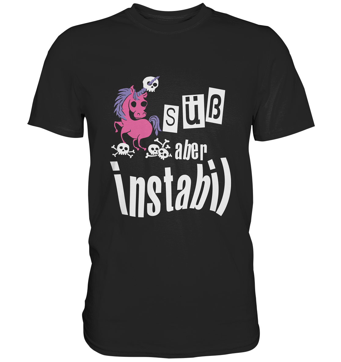Schwarzes Shirt mit Gothic-Einhorn und Totenköpfen, Aufdruck „Süß aber instabil“, humorvoll und detailreich.