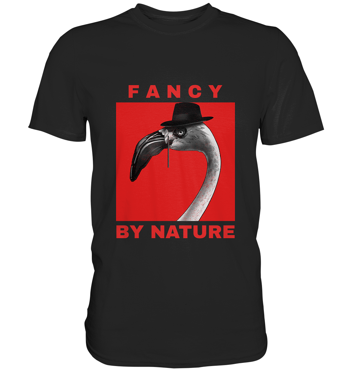 Schwarzes T-Shirt mit kunstvollem Flamingo-Motiv auf rotem Hintergrund und dem Text „Fancy by nature“