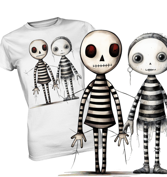 Weißes T-Shirt mit Voodoo-Puppen-Motiv in Schwarz-Weiß, am rechten unteren Bildrand vergrößerte Darstellung des Motivs