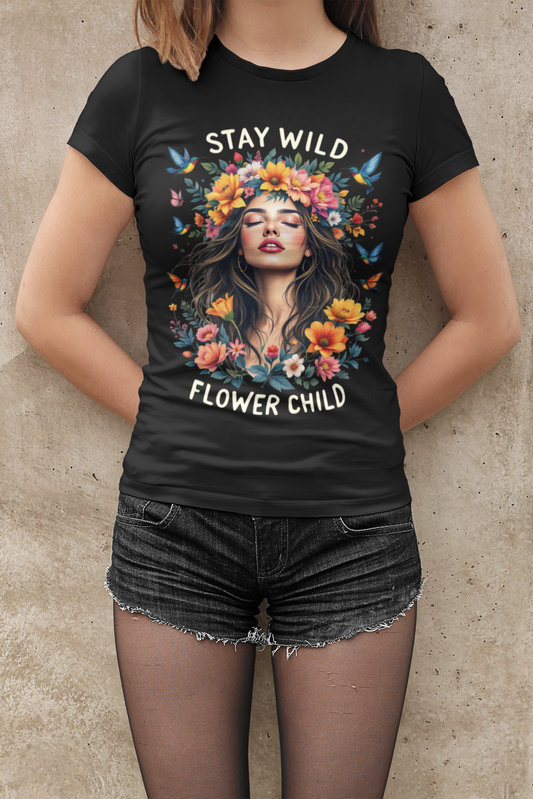 Boho T-Shirt mit Stay Wild Schriftzug und floralem Flower-Power-Motiv – Hippie-Design in bunten Farben für Freigeister und Festival-Liebhaber