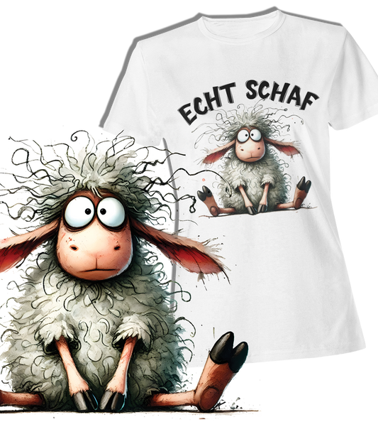 Weißes T-Shirt mit witzigem Schaf-Motiv und Schriftzug ‚Echt Schaf‘ –  Vorderansicht. Links im Bild sitzendes Schaf in groß.