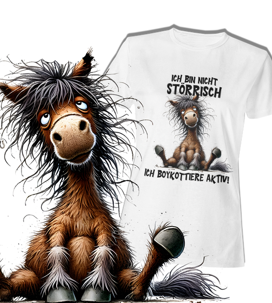 Weißes Ladies T-Shirt mit frechem Pferdemotiv und Spruch ‚Ich bin nicht störrisch. Ich boykottiere aktiv!‘ – figurbetonter Schnitt, Vorderansicht. Links im Bild ein witziges sitzendes braunes Pferd.