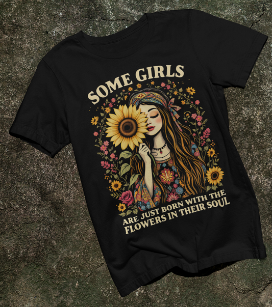 Schwarzes Ladies T-Shirt mit Boho Girl Motiv und Spruch ‚Some girls are just born with flowers in their soul‘ – florales Design, Vorderansicht