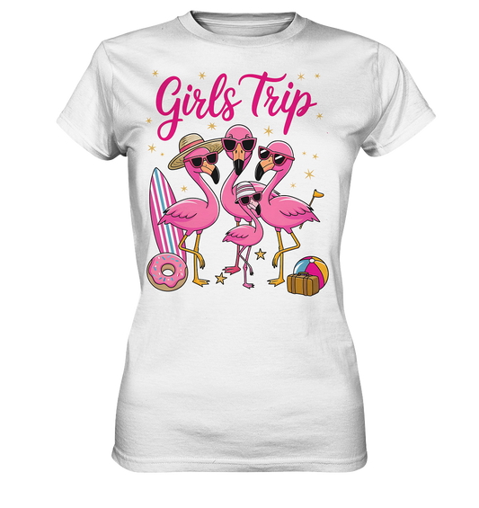 Ladies T-Shirt mit buntem Motiv von vier Flamingos mit Sonnenbrillen, Beach-Zubehör und dem Schriftzug „Girls Trip“ auf der Vorderseite