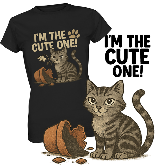 Schwarzes T-Shirt mit brauner Katze und kaputten Blumentopf und Schriftzug „I'm the Cute One“. Vorne rechts im Bild eine grau Katze.