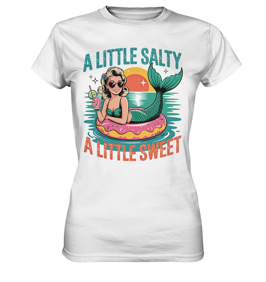 Weißes Damen-T-Shirt mit retro-gestylter Meerjungfrau auf Schwimmreifen, Cocktail in der Hand, Schriftzug „A little salty, a little sweet“