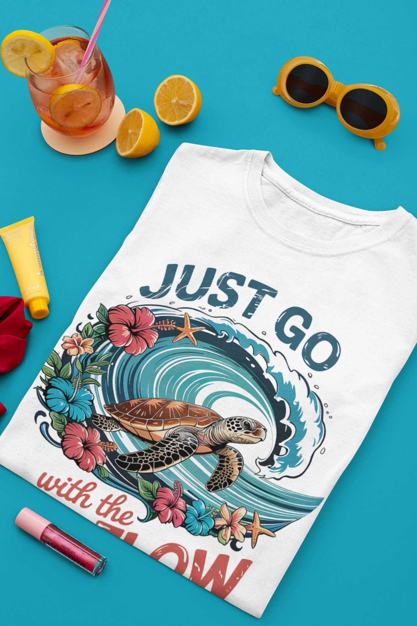 Weißes T-Shirt, zusammengefaltet, mit Schildkröten-Print.