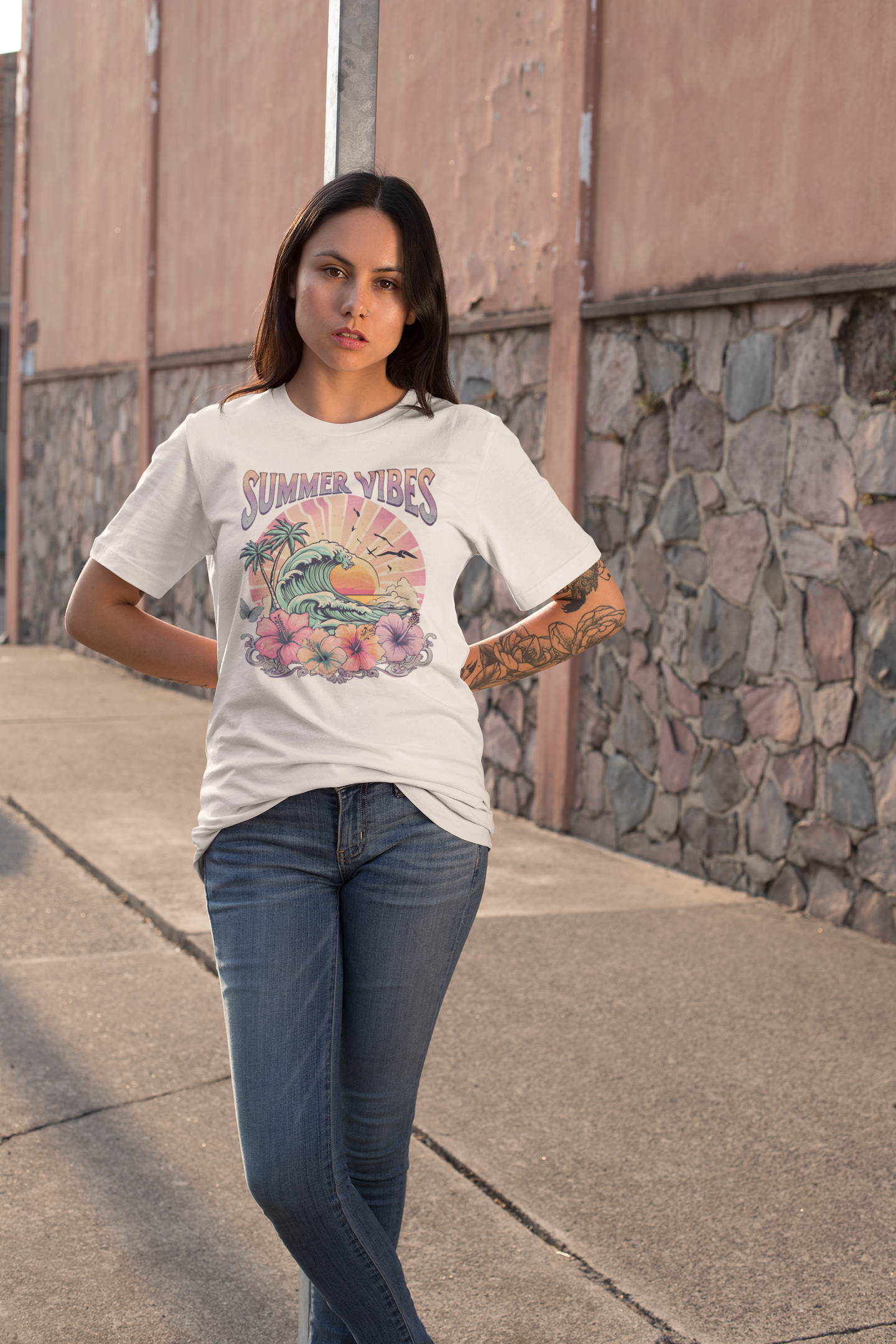 Frau tröft weißes Shirt mit Retro Beach Motiv und Aufschrift "Summer Vibes"
