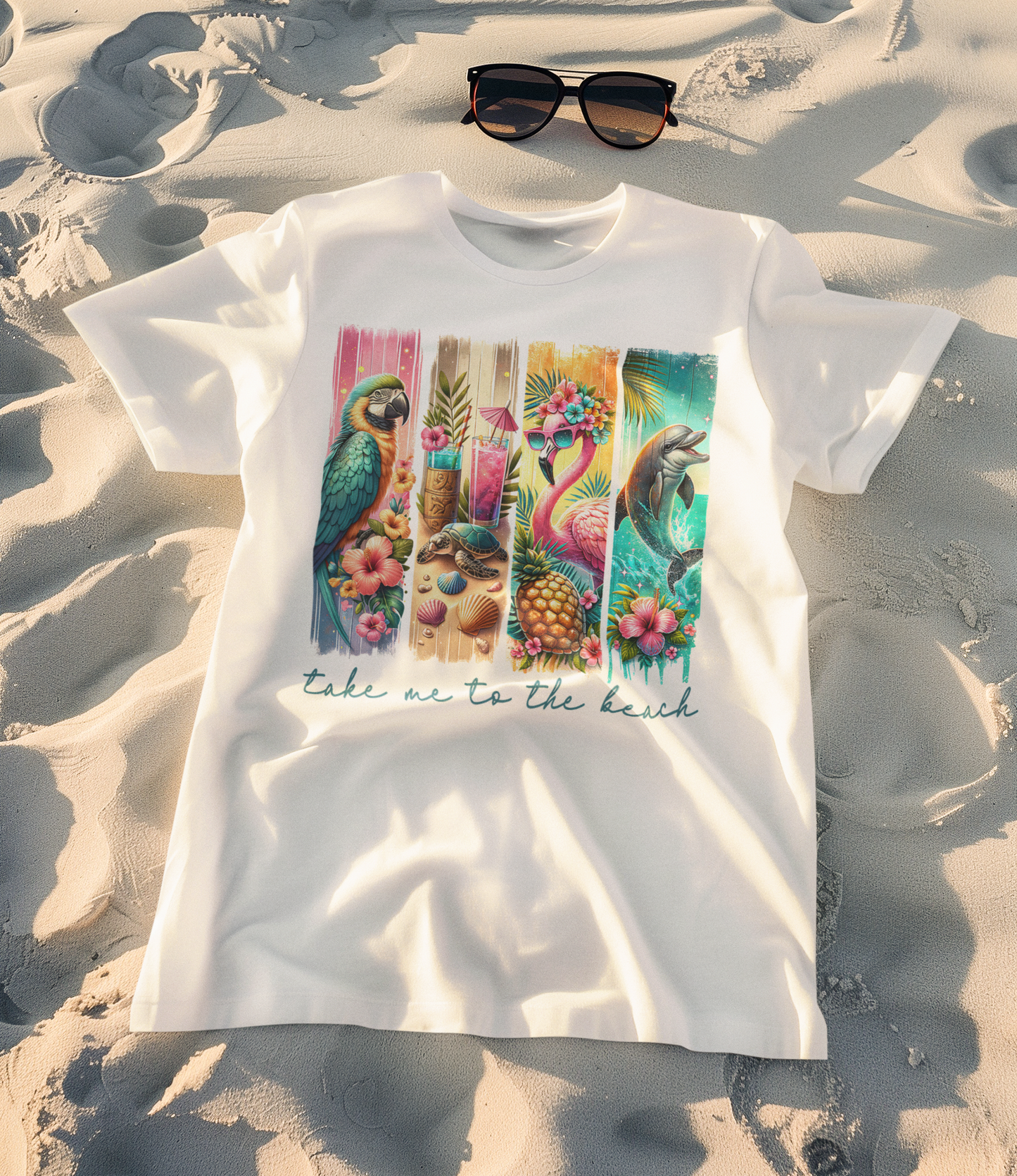Weißes T-Shirt mit tropischem Motiv: Hibiskusblüten, Flamingo, Papagei und Schriftzug „Take me to the Beach“