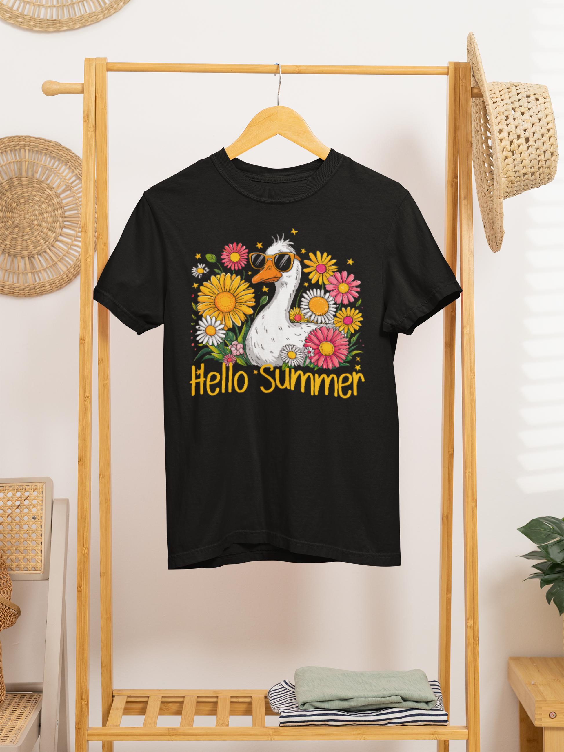 Auf Kleiderständer schwarzes T-Shirt mit sitzender Gans und Schriftzug „Hello Summer“ in schlichtem, humorvollem Design