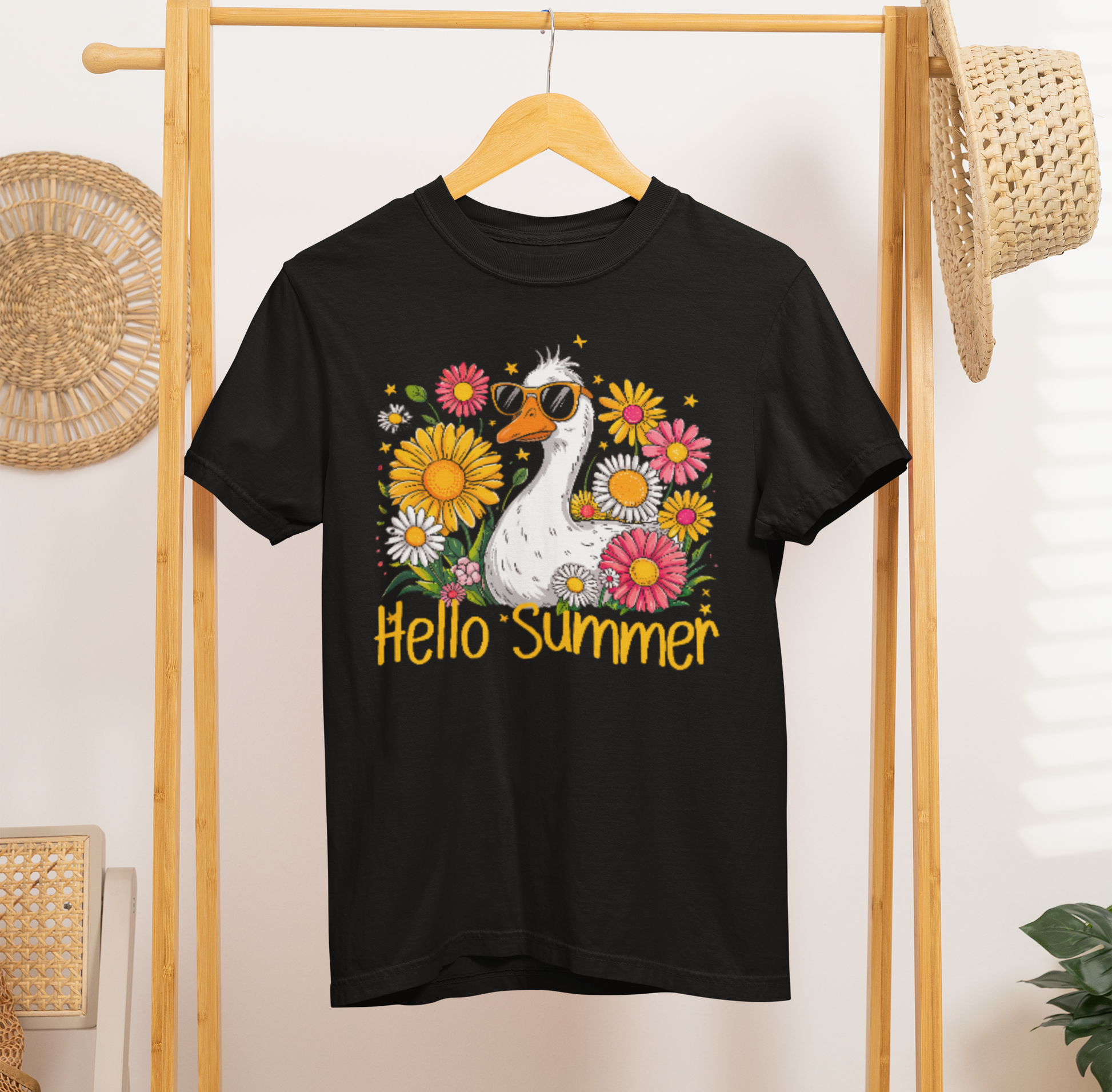 Auf Kleiderständer ein schwarzes T-Shirt mit sitzender Gans und Schriftzug „Hello Summer“ 