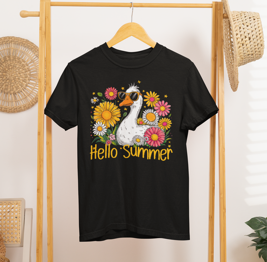 Auf Kleiderständer ein schwarzes T-Shirt mit sitzender Gans und Schriftzug „Hello Summer“ 