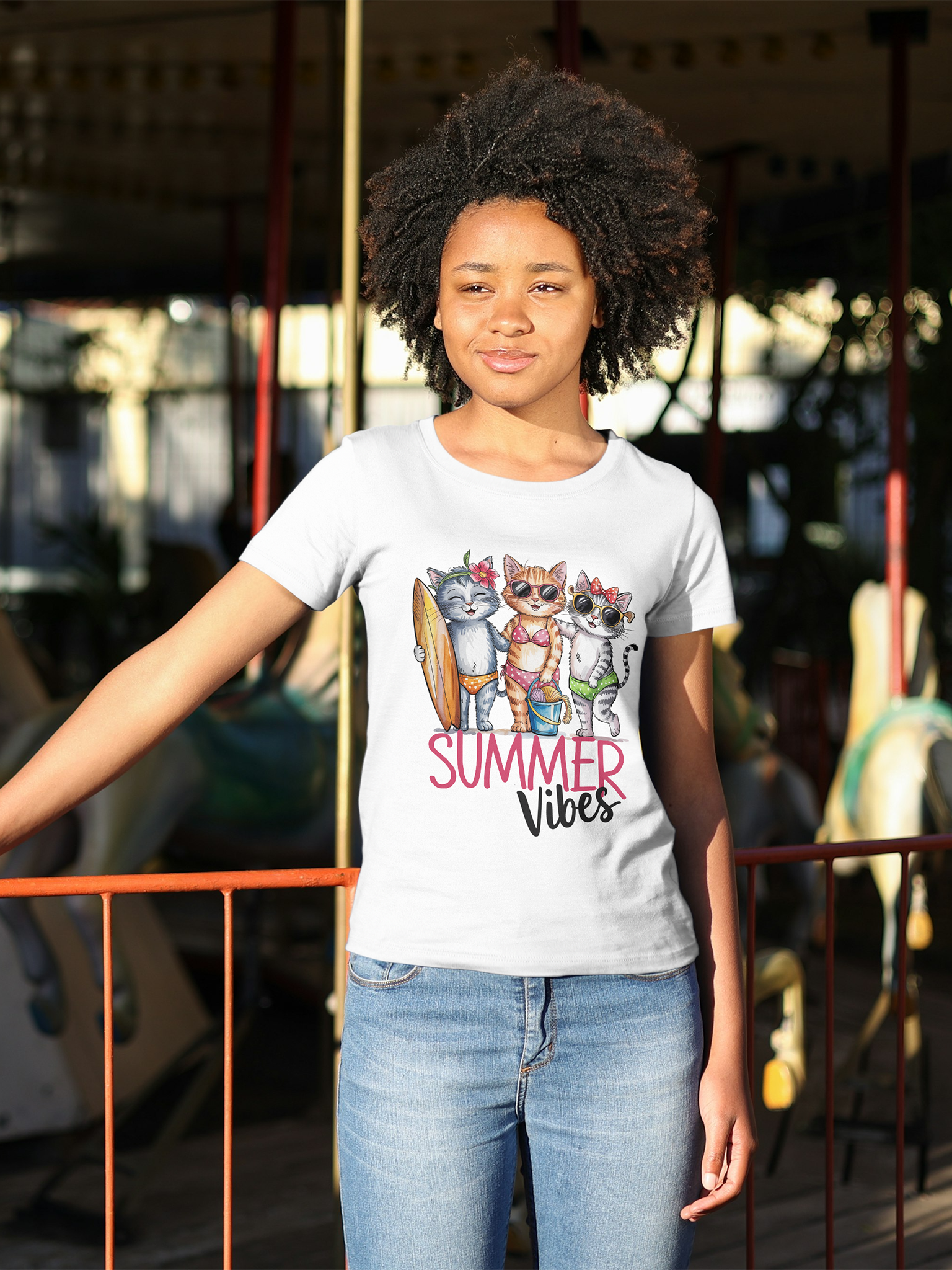 Stehendes Mädchen mit weißen T-Shirt mit Katzen-Motiv und Aufschrift Summer Vibes"