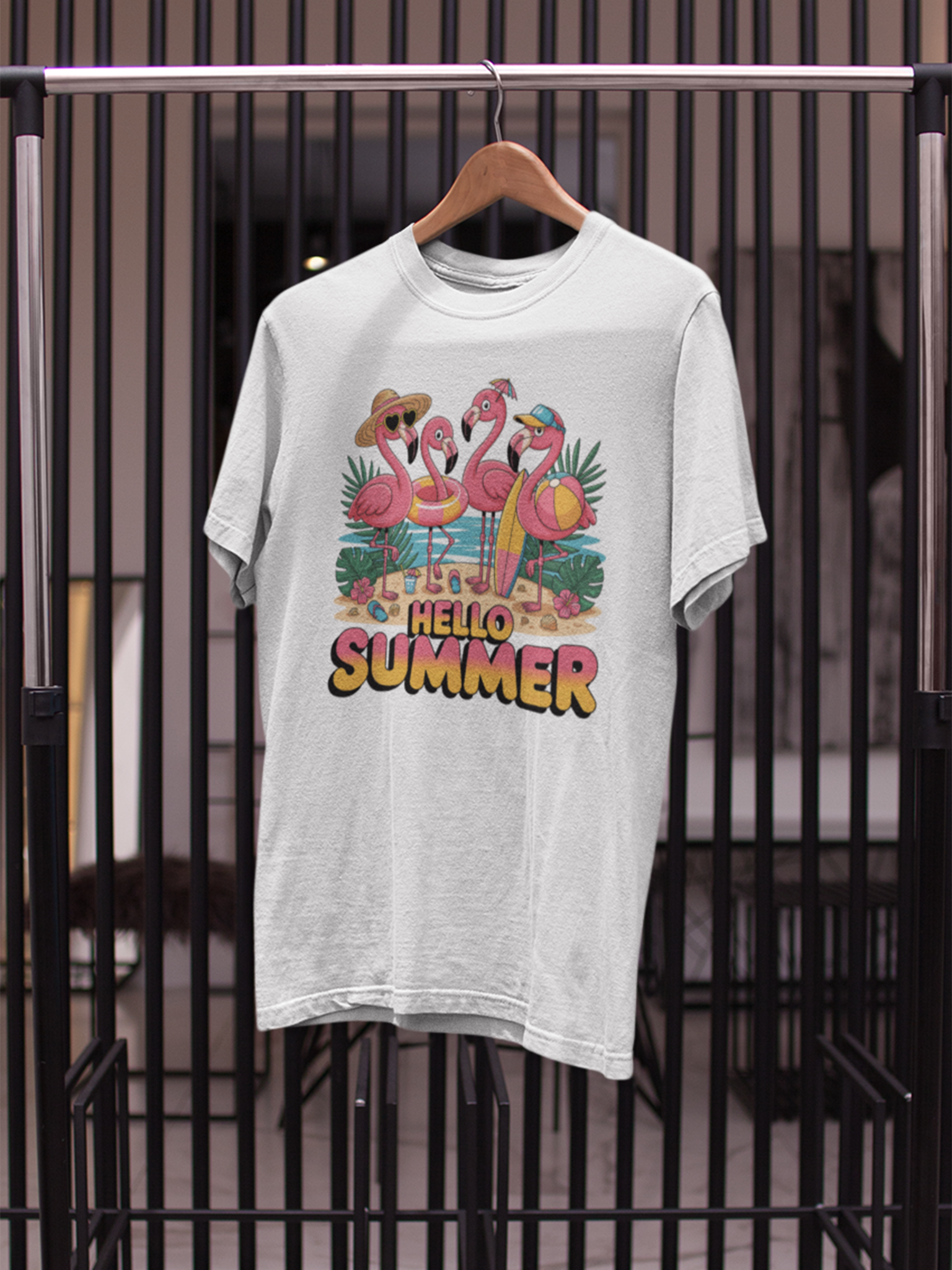 Weißes T-Shirt mit vier Flamingos und „Hello Summer“-Print auf einem Kleiderständer