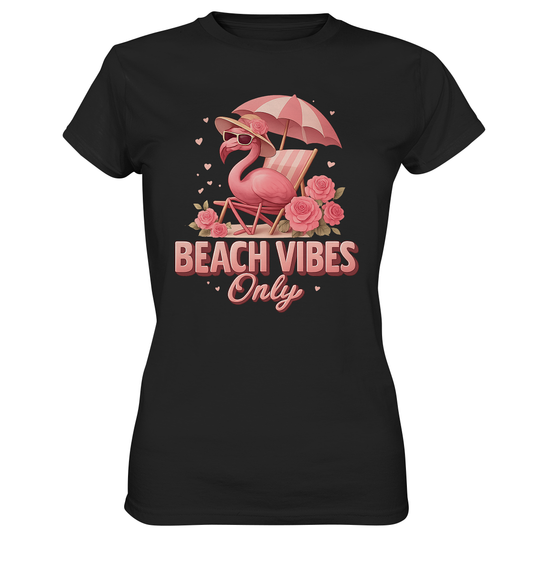 Schwarzes T-Shirt mit Flamingo auf der Sonnenliege, Rosen und dem Spruch „Pink Beach Vibes Only“ 