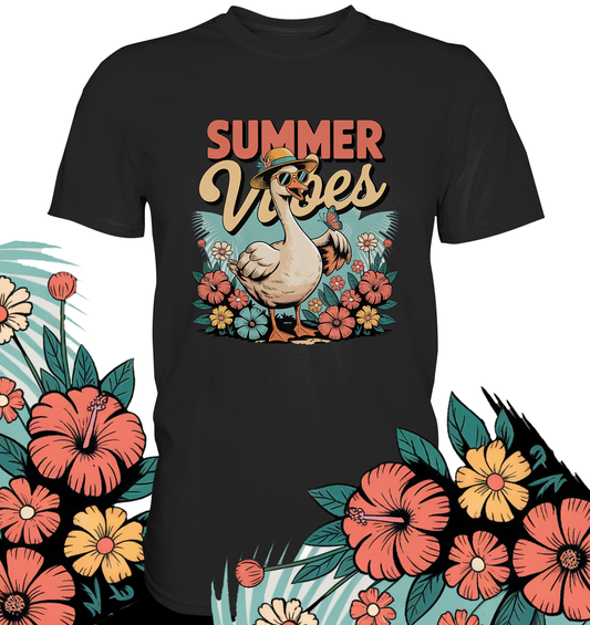 Schwarzes T-Shirt mit Gans mit Sonnenbrille und „Summer Vibes“-Schriftzug. Vorne unten im Bild Hibiskus-Blüten.