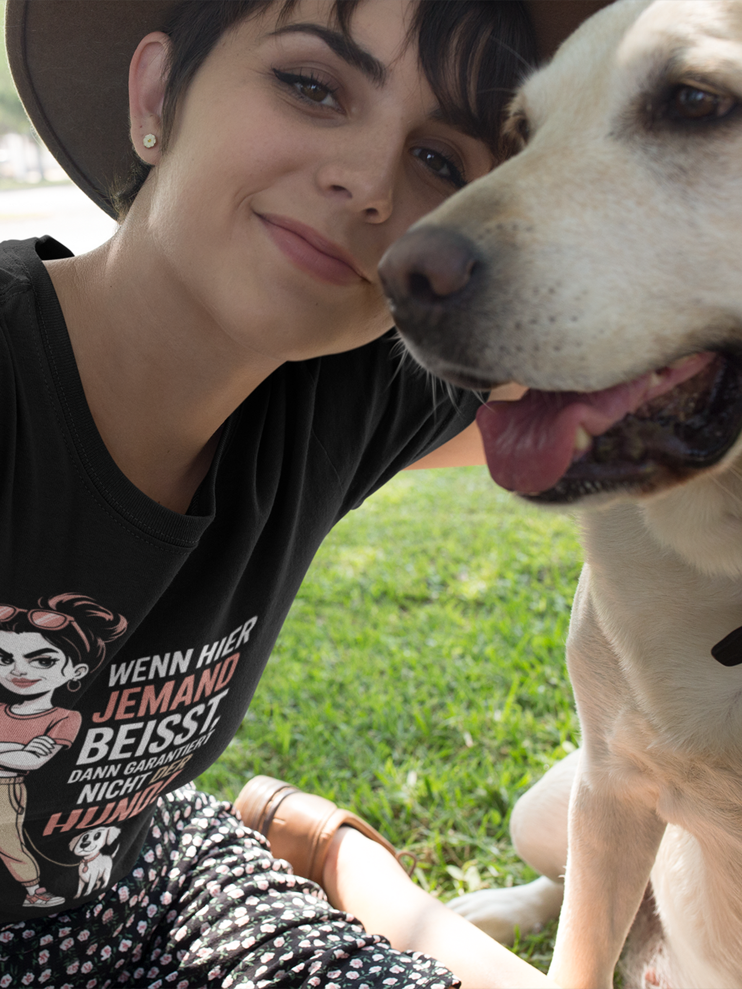 Mädchen macht mit ihrem Hund ein Selfie, sie trägt ein schwarzes Shirt mit Print: "Wenn hier jemand beisst"