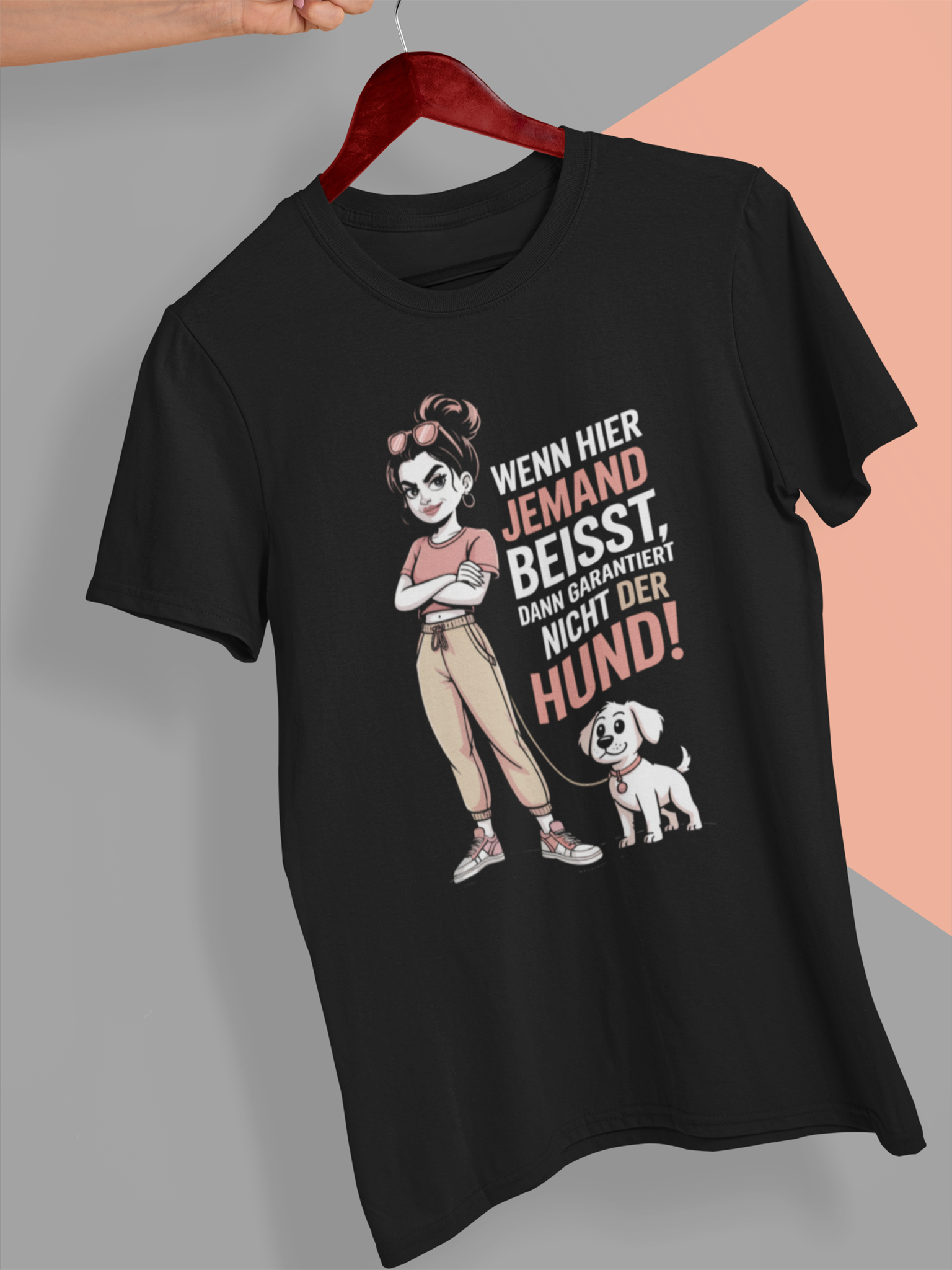 Schwarzes Shirt mit Print: "Wenn hier jemand beisst dann garantiert nicht der Hund", auf Kleiderbügel.