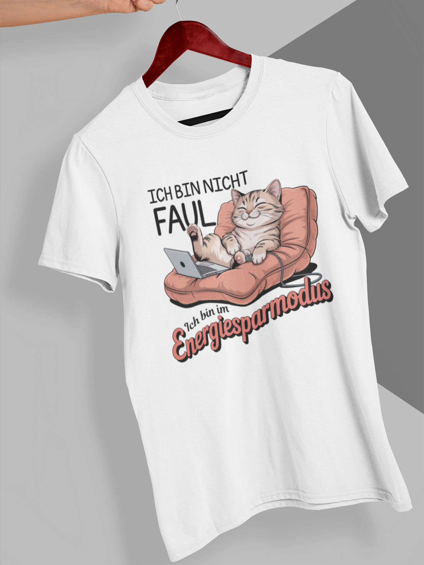 Weißes Shirt auf Kleiderbügel mit Katzenmotiv und Aufdruck "Ich bin nicht faul. Ich bin im Energiesparmodus."