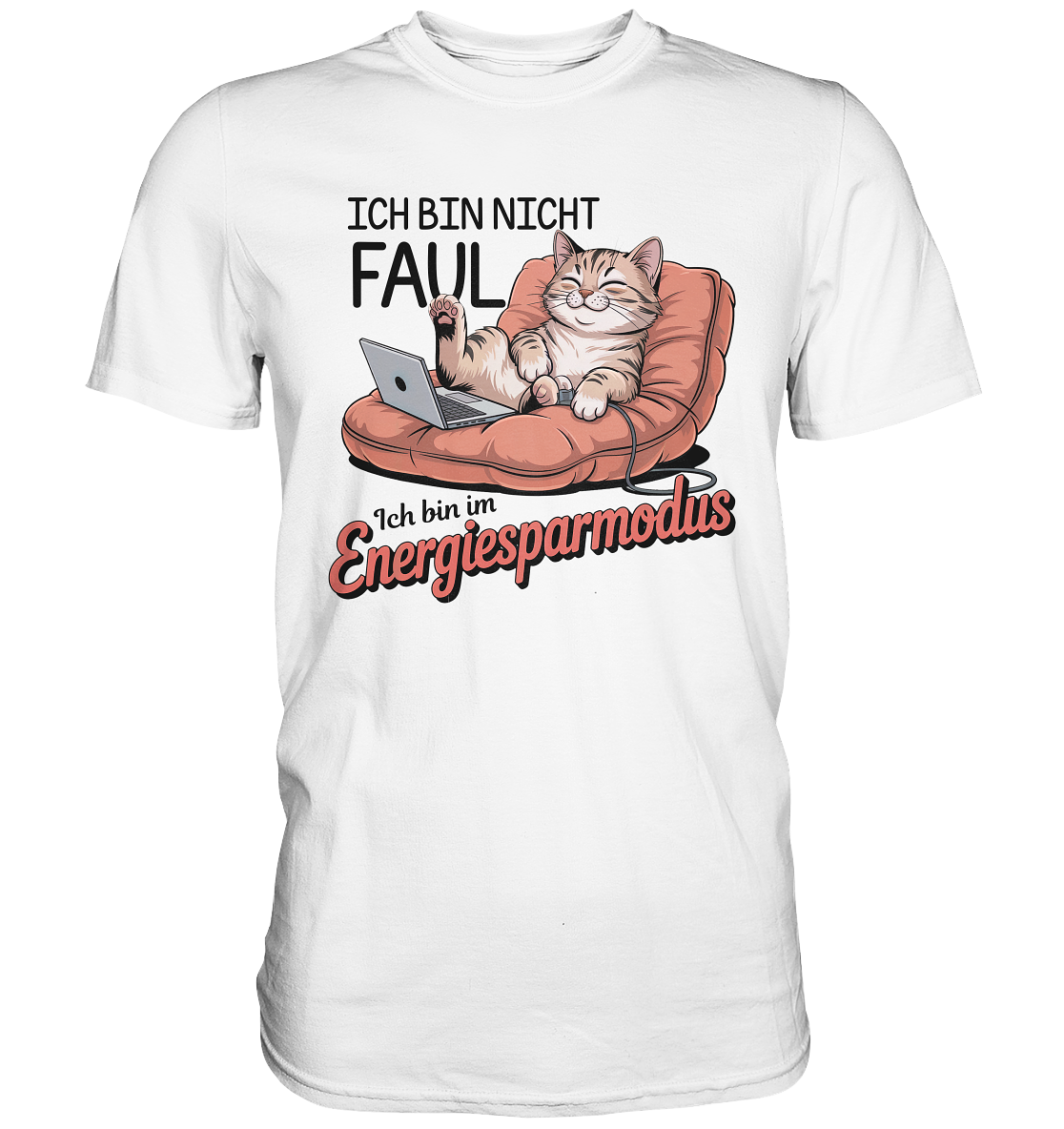 Weißes T-Shirt mit Comic-Motiv: faule Katze mit Sonnenbrille liegt auf Kissen mit Laptop, darunter der Text „Ich bin nicht faul... ich bin im Energiesparmodus“