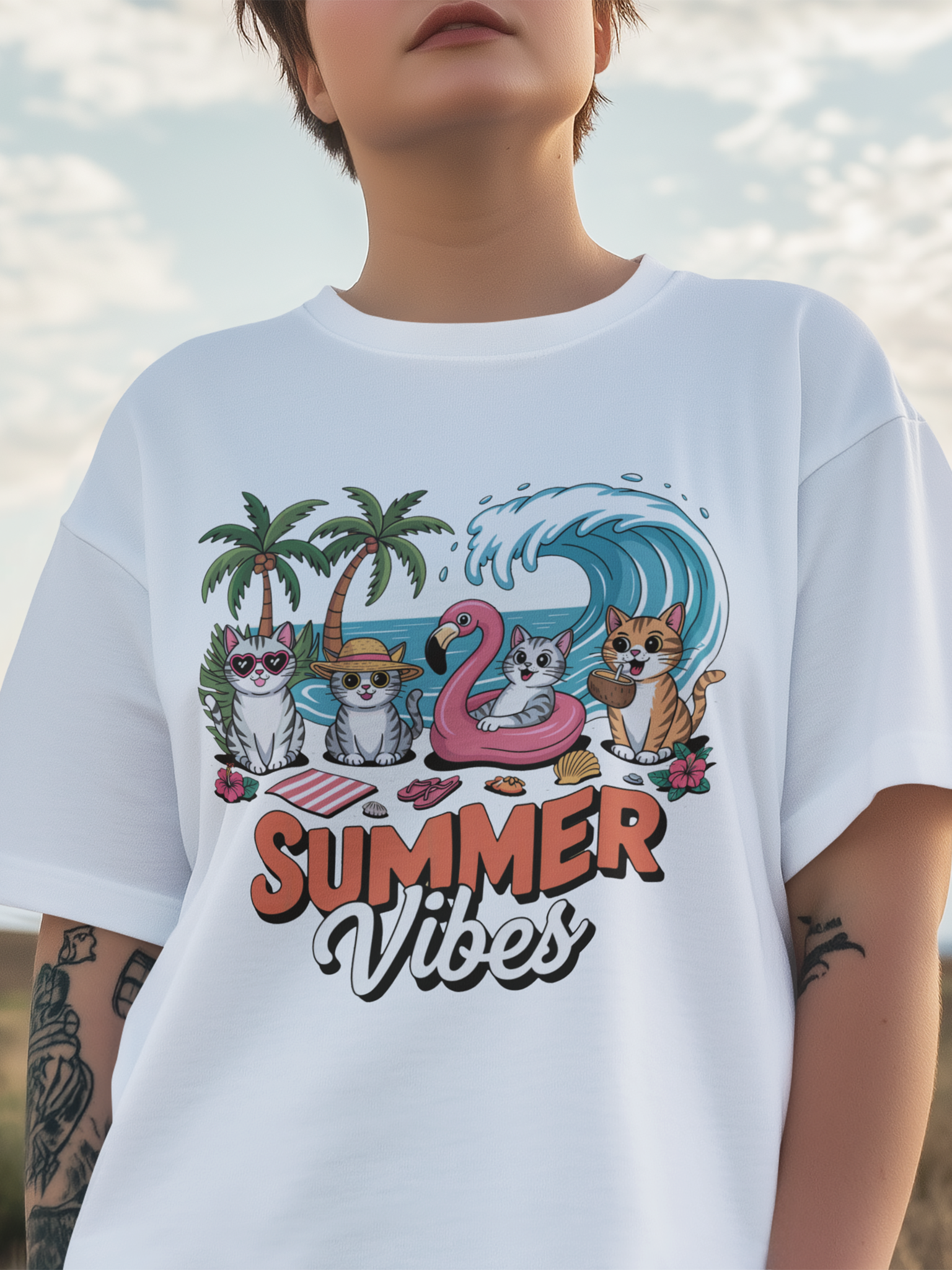 Oberkörper einer Frau mit weißem T-Shirt mit Katzen-Print und Aufdruck "Summer Vibes"