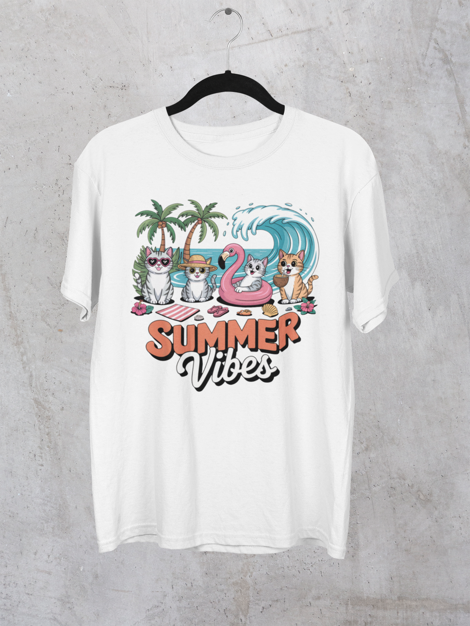 Weißes T-Shirt auf Kleiderbügel mit bunten Katzen-Print und Aufschrift "Summer Vibes