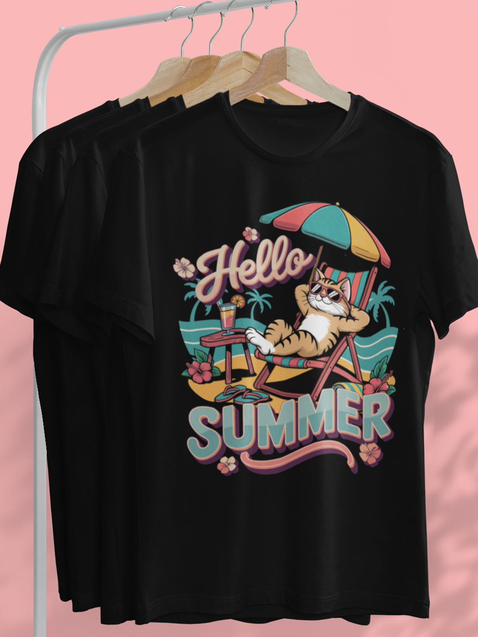 Schwarzes T-Shirt mit Katzenmotiv und großer Schrift "Hello Summer", auf Kleiderbügel an Kleiderständer