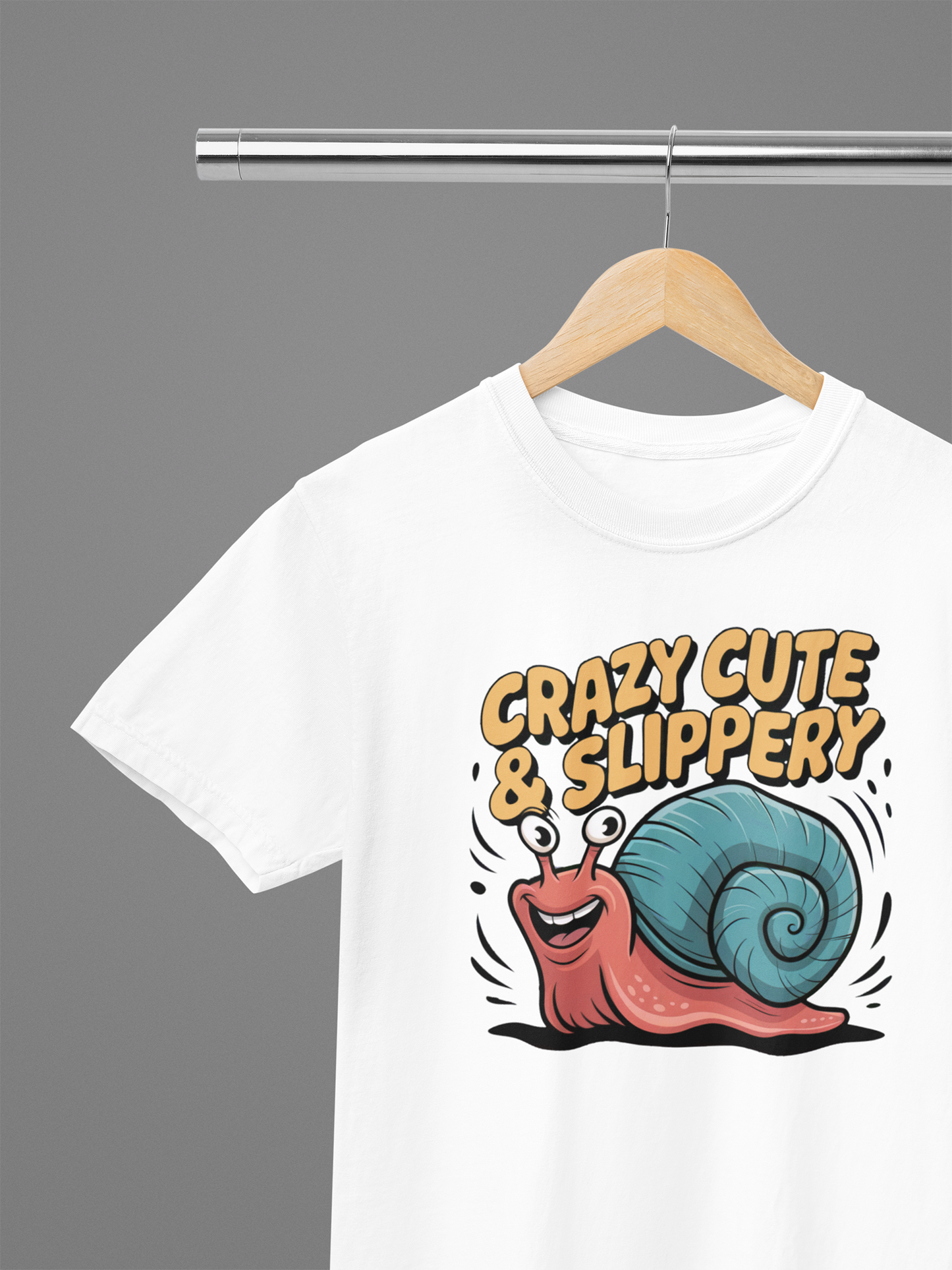 T-Shirt, auf Holz-Kleiderbügel, mit Motiv: verrückte Schnecke mit großem Auge und Spruch „Crazy, cute & slippery“