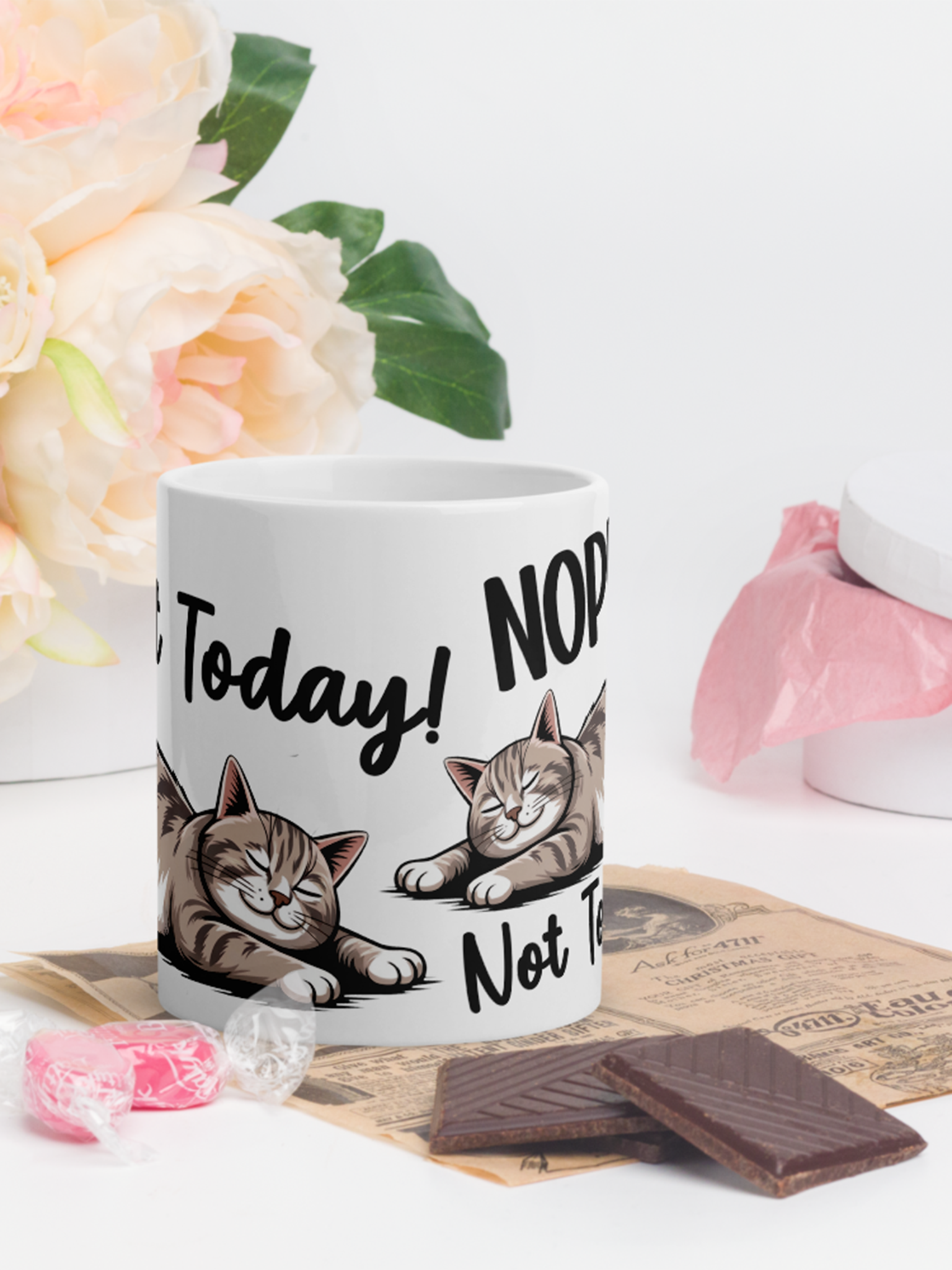 Weiße Statement-Tasse mit Aufschrift „Nope! Not Today!“, umgeben von Schokolade und Blumen