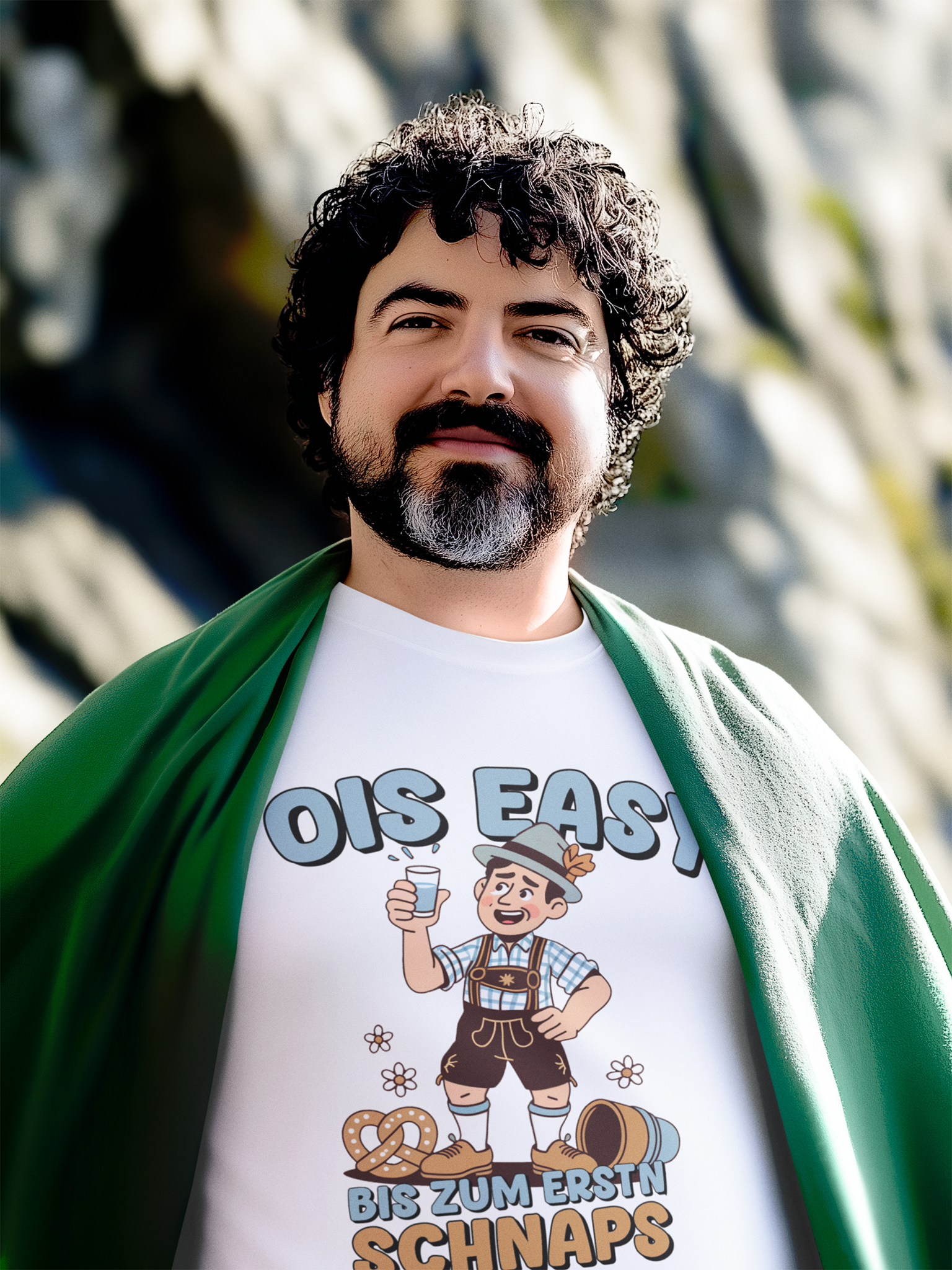 Mann mit Bart trägt ein weißes T-Shirt mit lustigem bayerischen Comic-Motiv, Oberkörperansicht