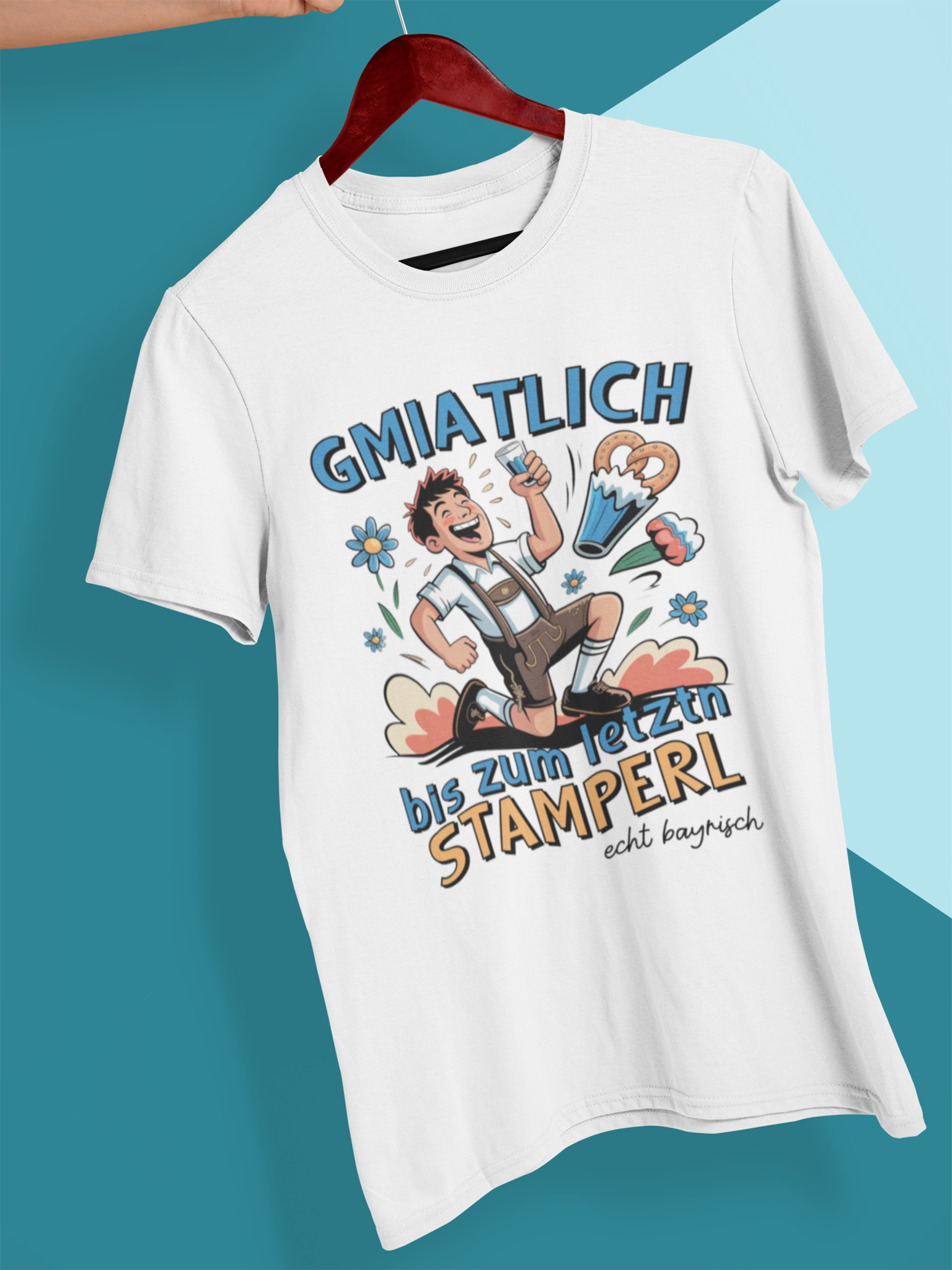 Weißes T-Shirt auf Kleiderbügel hängend, mit Comic-Motiv eines Mannes und dem bayerischen Spruch „Gmiatlich bis zum letztn Stamperl“