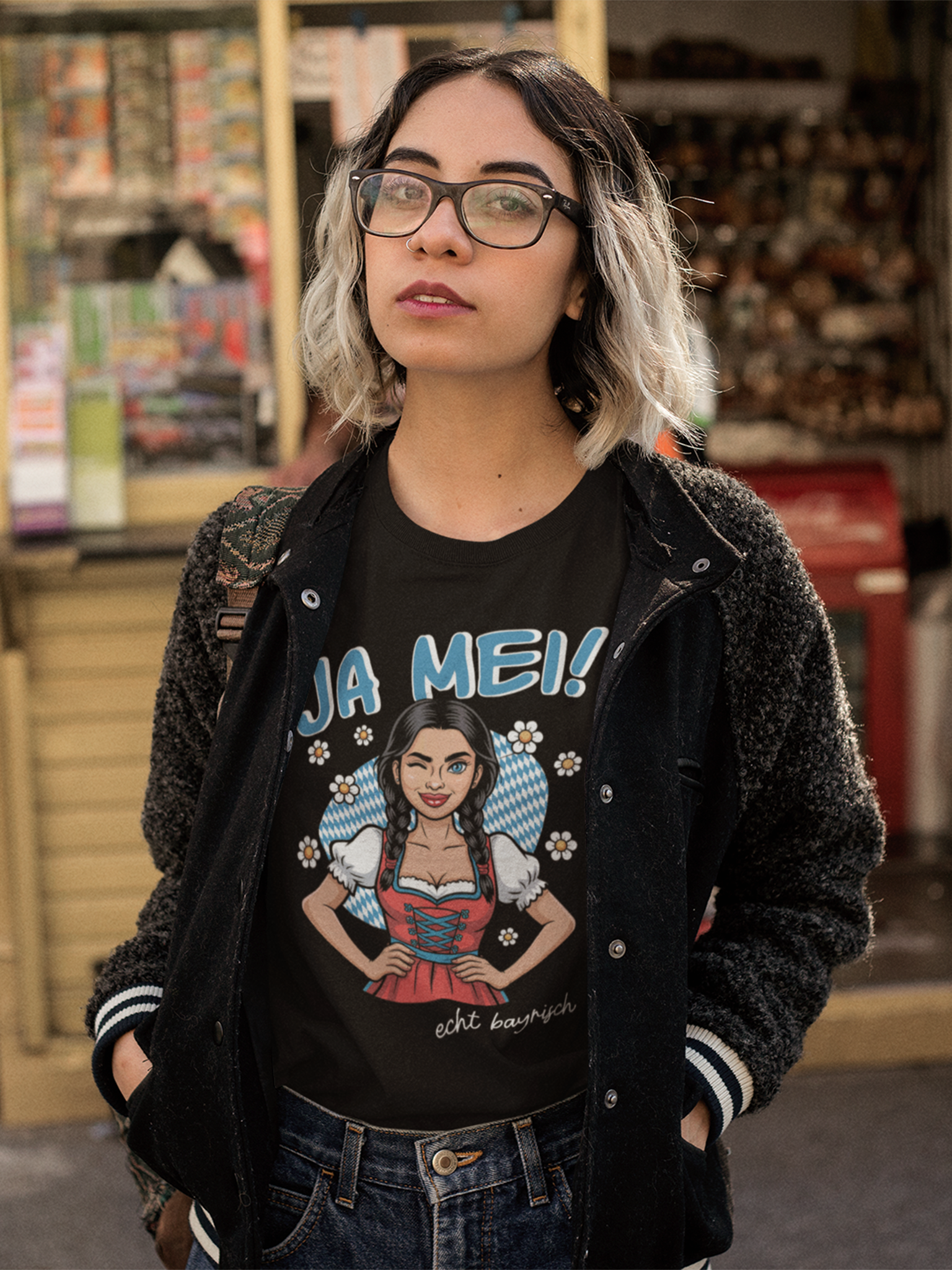 Frau trägt schwarzes T-Shirt mit dem bayerischen Spruch „Ja mei“, Oberkörperansicht