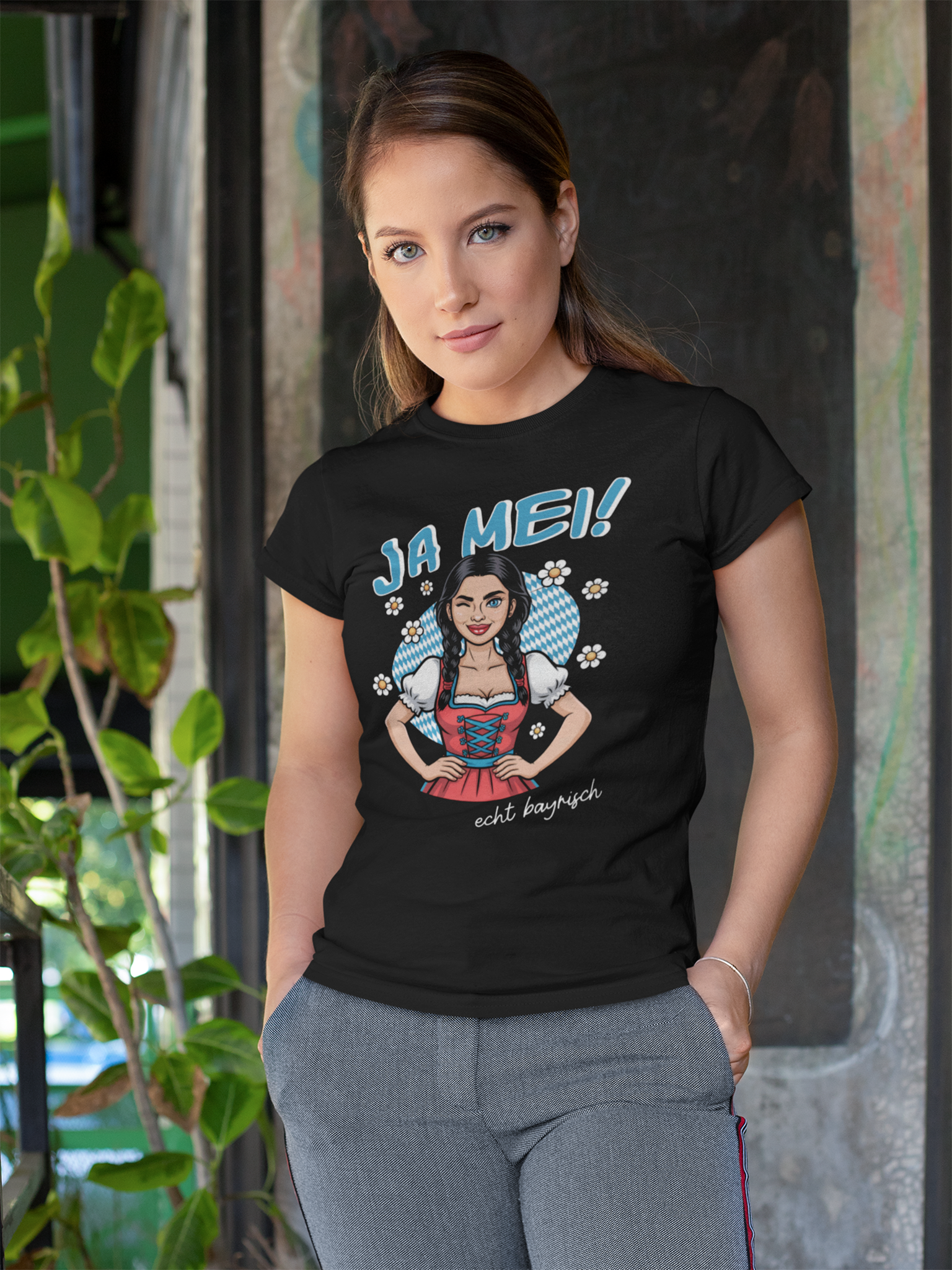 Frau trägt schwarzes T-Shirt mit dem bayerischen Spruch „Ja mei“, Oberkörperansicht