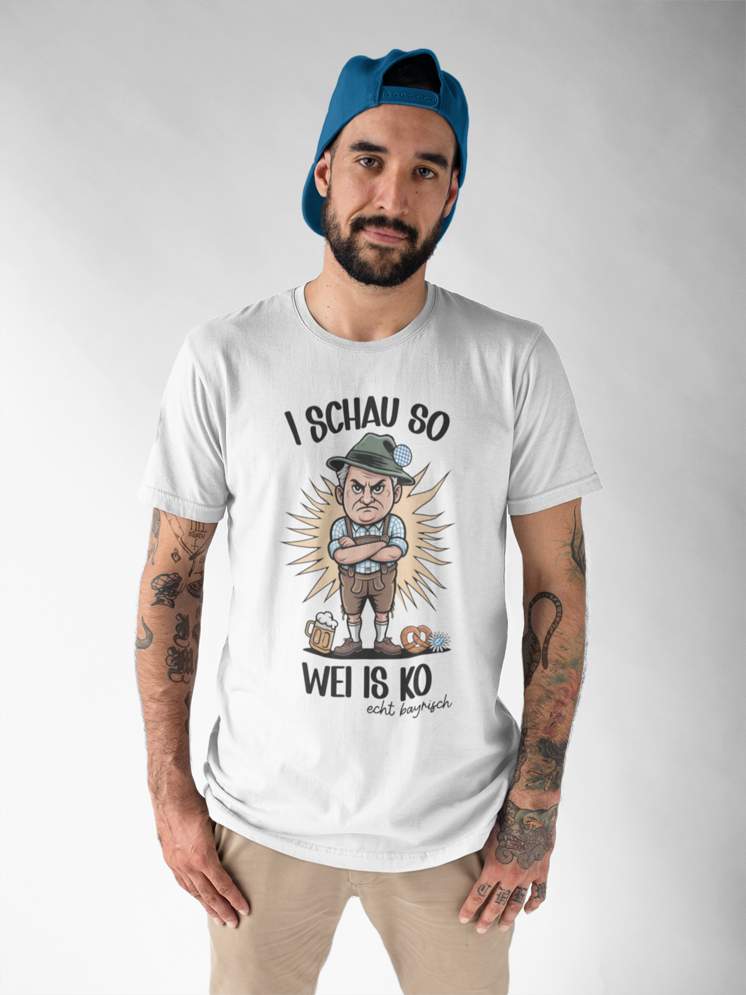 Mann trägt weißes T-Shirt mit Motiv eines bayerischen Mannes in Lederhose und dem Spruch, Oberkörperansicht
