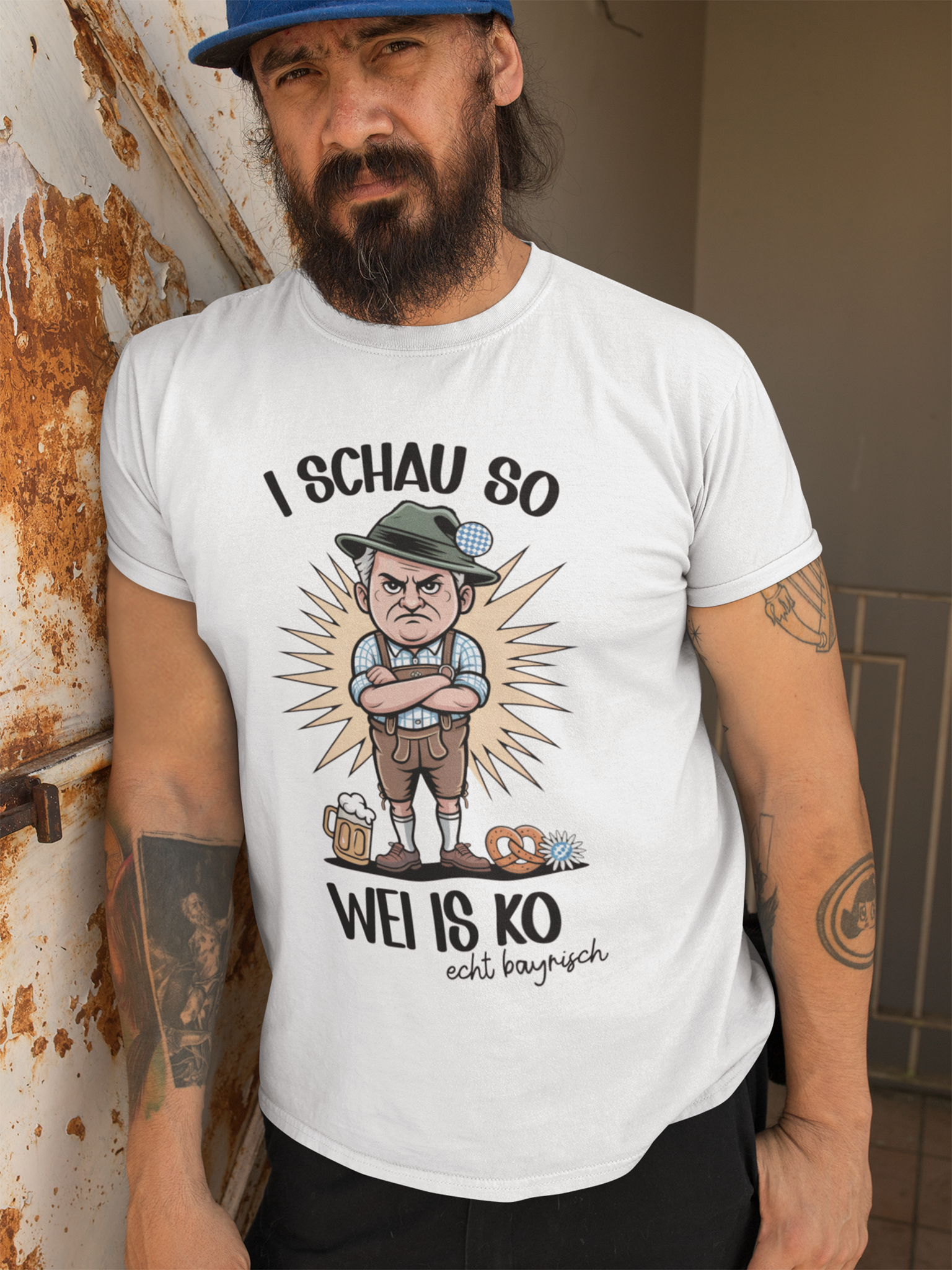 Mann trägt weißes T-Shirt mit Motiv eines bayerischen Mannes in Lederhose und dem Spruch, Oberkörperansicht