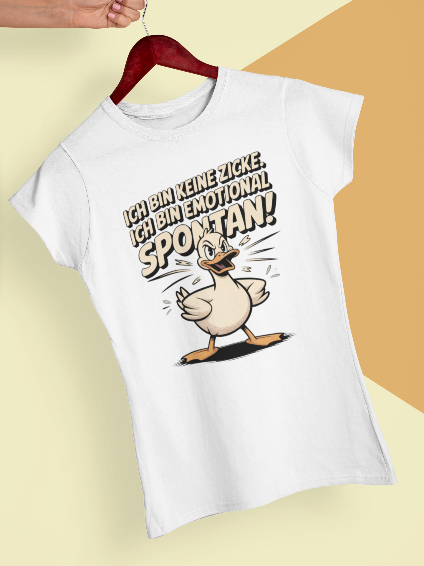 Weißes T-Shirt auf Kleiderbügel mit frecher Ente und dem Spruch „Ich bin keine Zicke, ich bin emotional spontan“