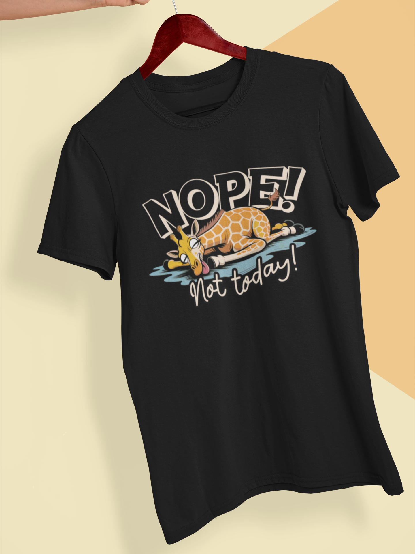 Schwarzes T-Shirt auf Kleiderbügel mit entspannter, liegender Giraffe und dem Text „Nope. Not today“
