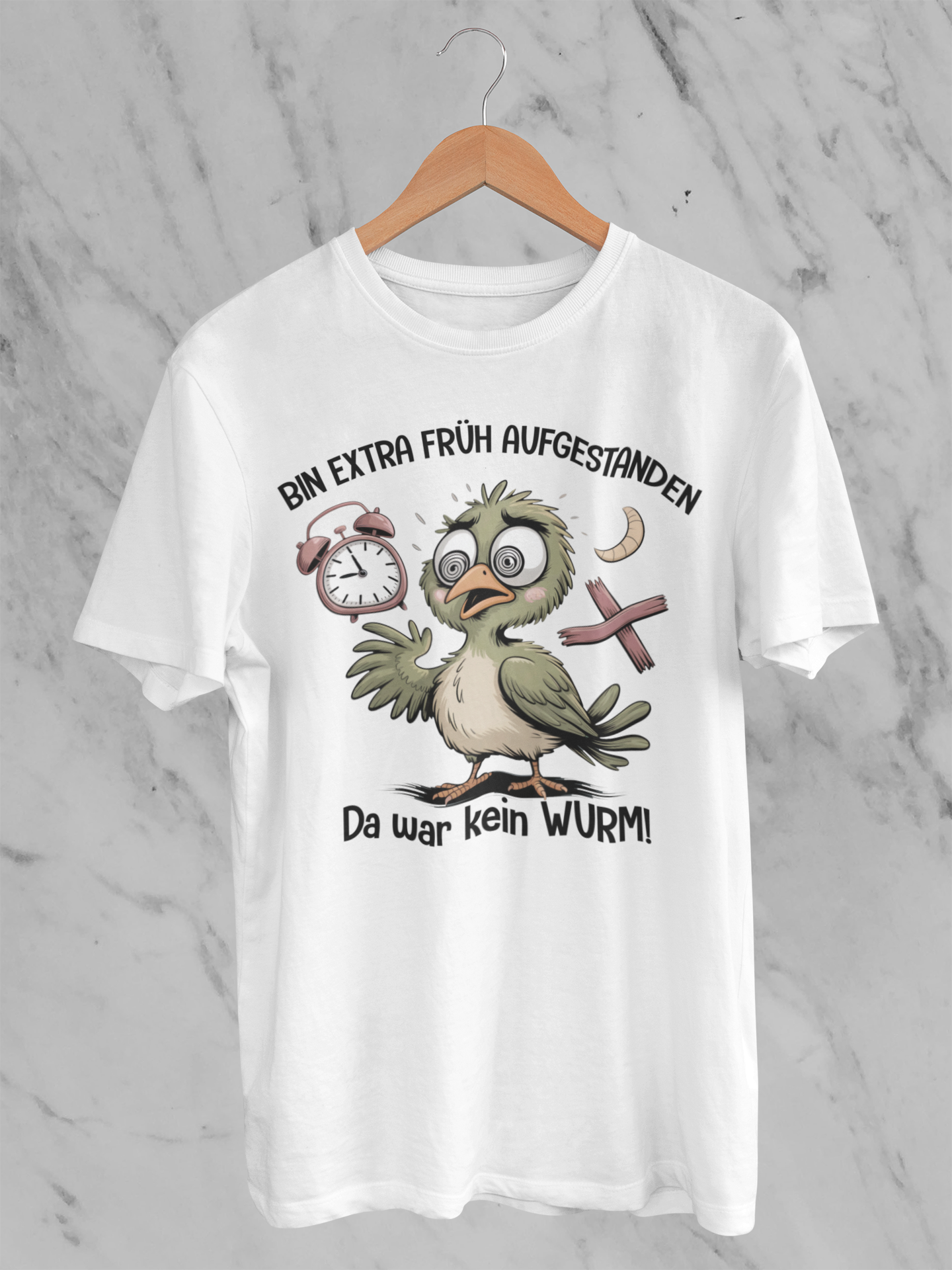 Weißes T-Shirt mit Vogel-Motiv und Text „Bin extra früh aufgestanden – Da war kein Wurm“, auf Kleiderbügel
