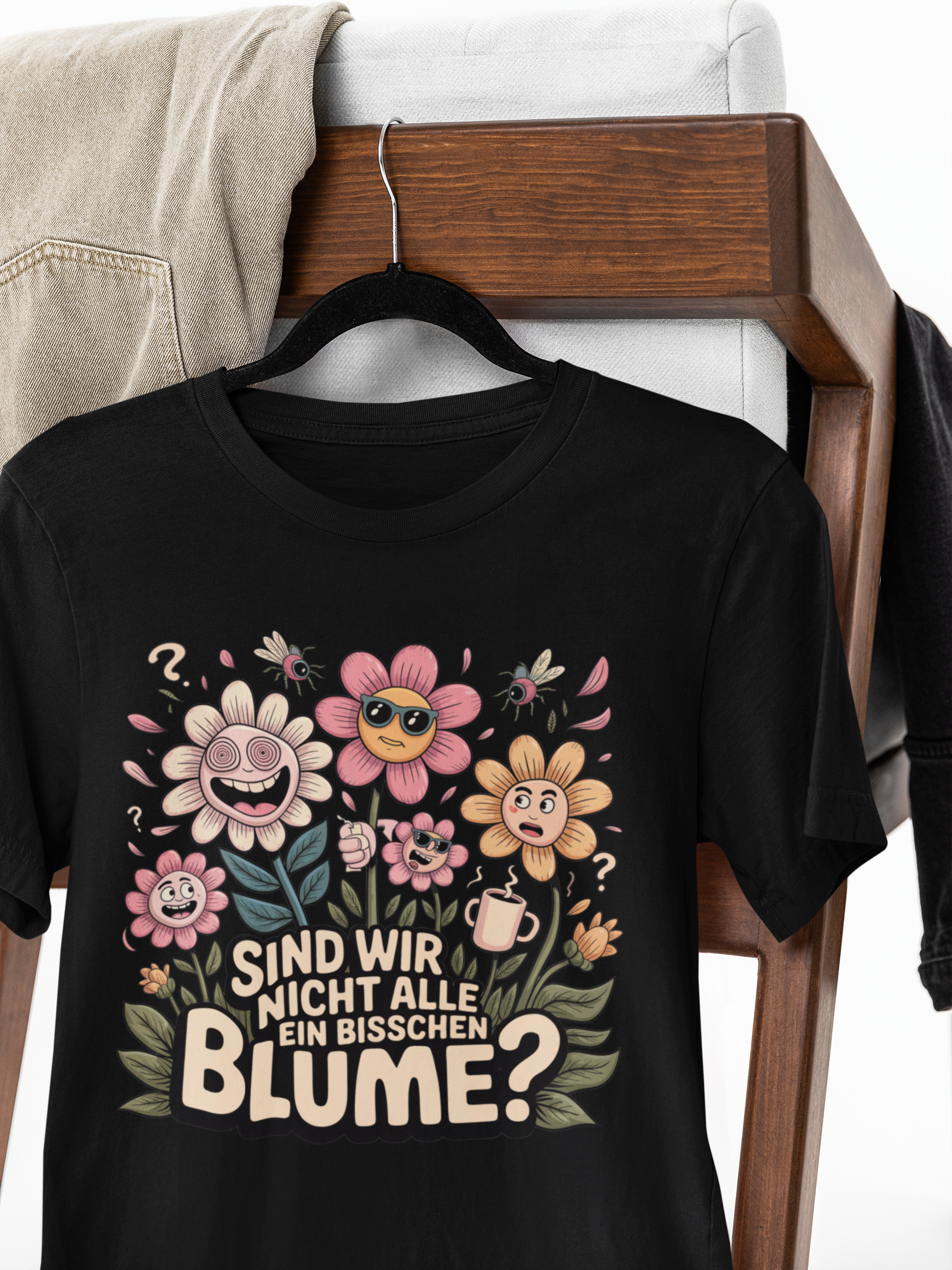 Shirt mit schrillem Blumen-Motiv auf Kleiderbügel