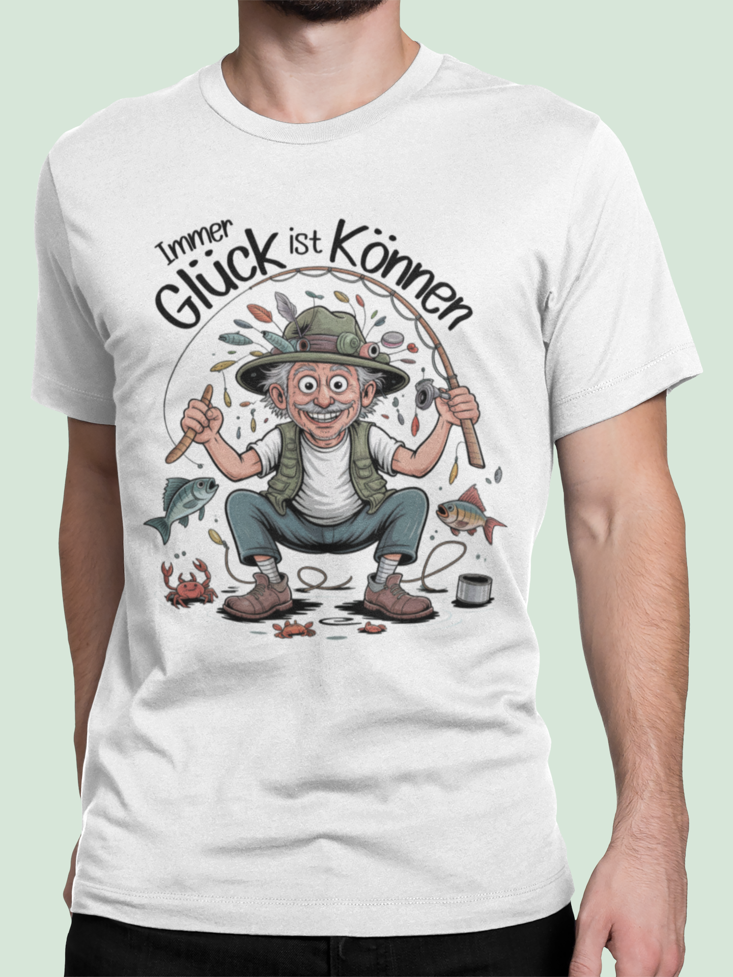 Mann trägt weißes T-Shirt mit Angler und Spruch „Immer Glück ist Können“ (Oberkörper)