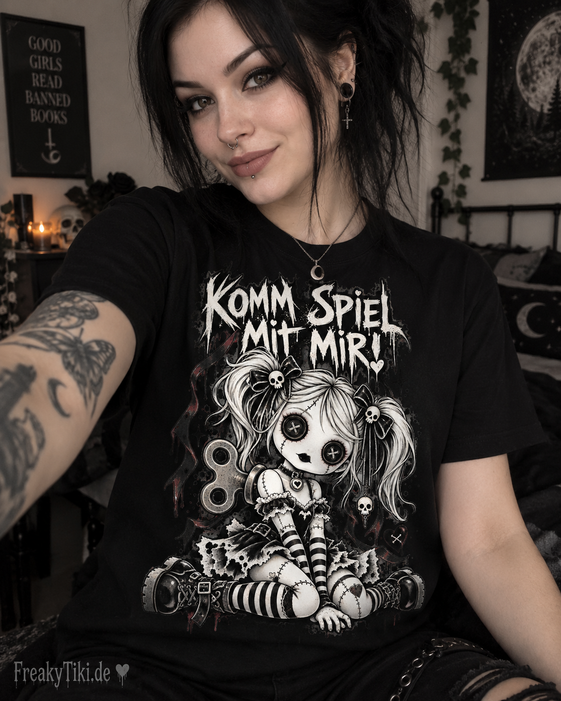 Creepy Doll Horror T-Shirt Damen Komm spiel mit mir Gothic Motiv am Model